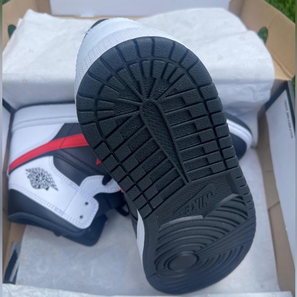 Air Jordan 1 Mid GS ‘Chile Red’ 2021 - Picture 3 of 5